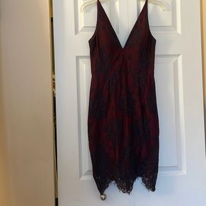 Burgundy midi dress with black flowers lace details.